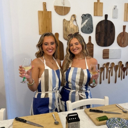 Απόβαση δημοφιλών Βρετανίδων influencer στην Σαντορίνη - «Κατέλαβαν» την καλντέρα με stories & likes