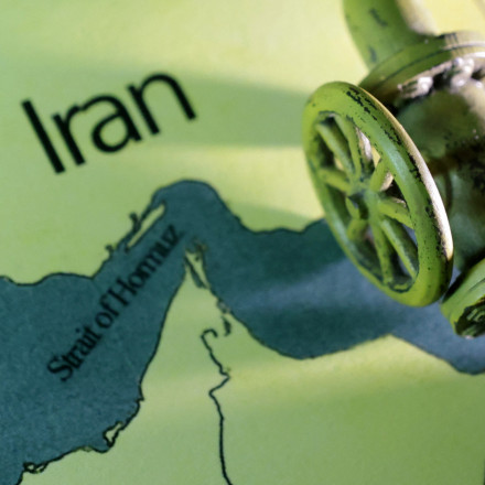 Στενά του Ορμούζ: Πού είναι, πώς επηρεάζουν το παγκόσμιο εμπόριο - Τι θα σημάνει το κλείσιμό τους