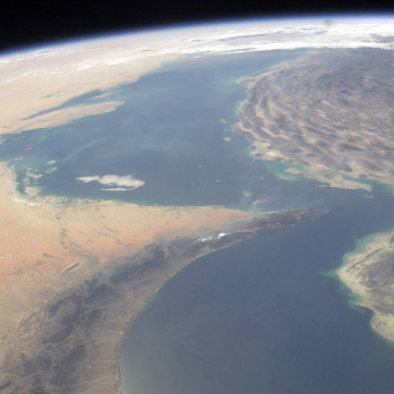 «Επιλεκτικό» άνοιγμα των Στενών του Ορμούζ από το Ιράν - Πλοία αναβάλλουν τον απόπλου