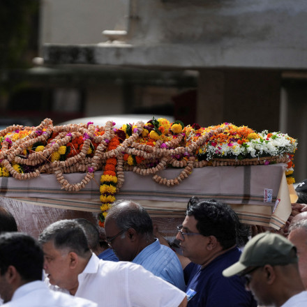 Ο μοναδικός επιζών της αεροπορικής τραγωδίας στην Ινδία σήκωσε το φέρετρο του αδελφού του