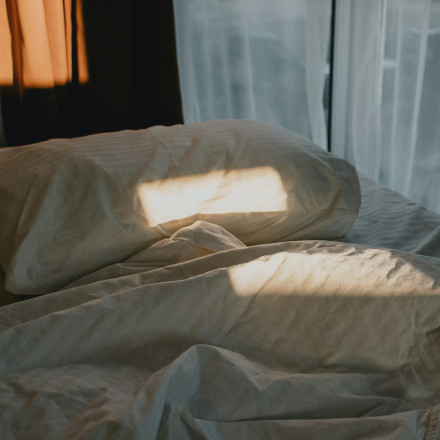 Ειδικοί προειδοποιούν: Αυτός είναι ο λόγος που δεν πρέπει να απλώνετε έξω τα σεντόνια το καλοκαίρι