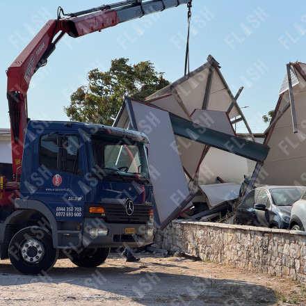 Σοβαρό τροχαίο στο Μενίδι: Βυτιοφόρο εξετράπη και κατέληξε σε μάντρα αυτοκινήτων