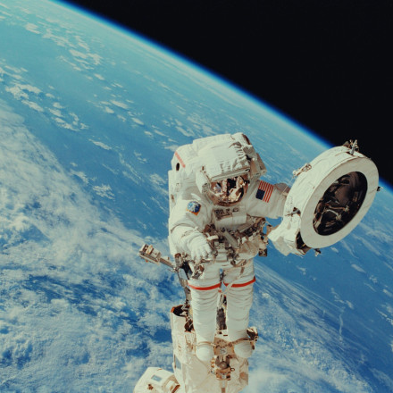 Η NASA αποκαλύπτει: «Δεν θέλουμε απλώς ένα φυλάκιο αλλά ένα ολόκληρο χωριό στη Σελήνη»