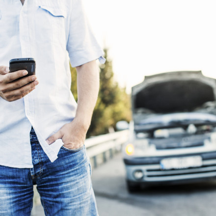 Γιατί μένουν τα αυτοκίνητα στον δρόμο; Οι 3 βασικές αιτίες σε Ελλάδα και Ευρώπη