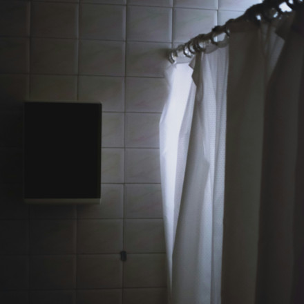 Δες πώς θα «προλάβεις» την ανάπτυξη μούχλας στην κουρτίνα του μπάνιου - Το «μυστικό» υλικό