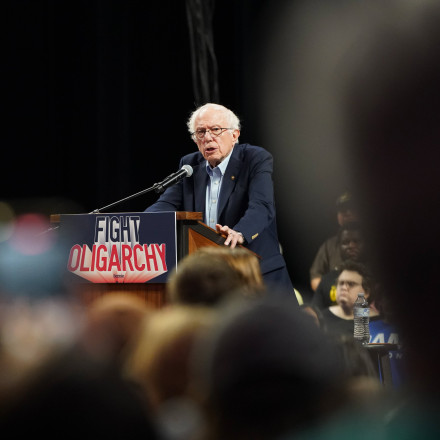 Όταν ο Μπέρνι Σάντερς μαθαίνει ότι οι ΗΠΑ βομβάρδισαν το Ιράν - Η αντίδρασή του τα λέει όλα...