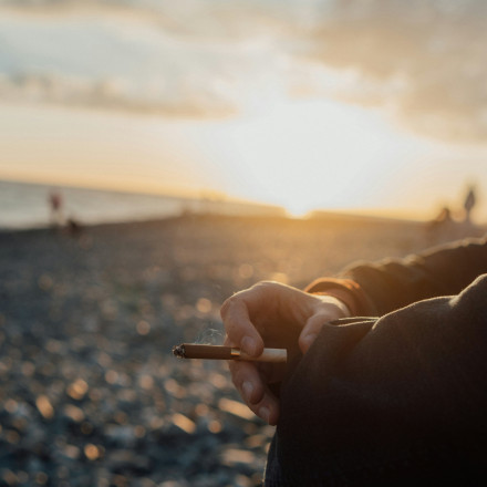 «ΚΑΠΟΥ ΓΟΠΑ! με τα αποτσίγαρα στις παραλίες»: Εκστρατεία της WWF για το συχνότερο πλαστικό απόρριμμα