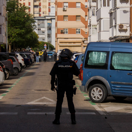 Η στιγμή που Ισπανός αστυνομικός πνίγει με λαβή άνδρα που του έκλεψε το κινητό - Περαστικοί σε σοκ