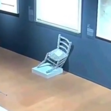 Ιταλία: Τουρίστας κάθισε στην «Καρέκλα του Βαν Γκογκ» σε μουσείο - Και εκείνη έσπασε