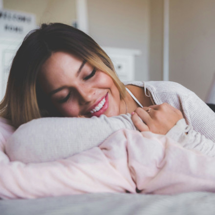 Η θερμοκρασία ανεβαίνει, ο ύπνος δυσκολεύει: Δείτε κόλπα για να κοιμηθείτε άνετα