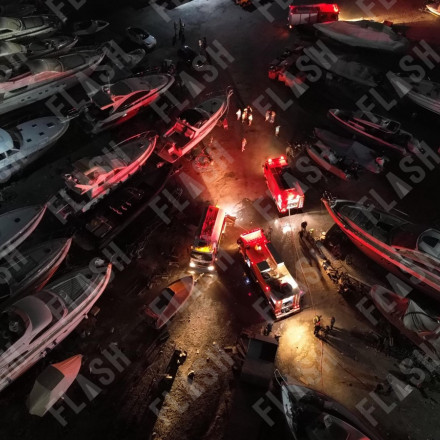 Γλυφάδα: Υπό έλεγχο η φωτιά σε χώρο στάθμευσης σκαφών - Στο σημείο παραμένει η Πυροσβεστική