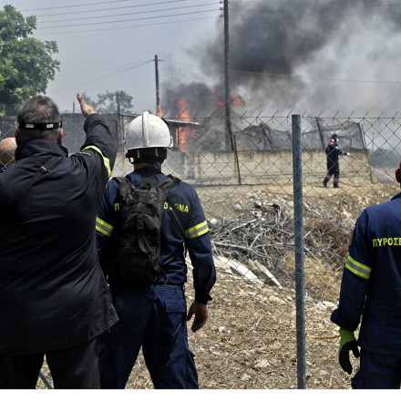 Λουτράκι: Παραμένουν ενεργά μέτωπα – Επιχειρούν και εναέριες δυνάμεις