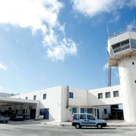 Σύρος: Έκλεισε το αεροδρόμιο λόγω εξάντλησης του μοναδικού υπαλλήλου!