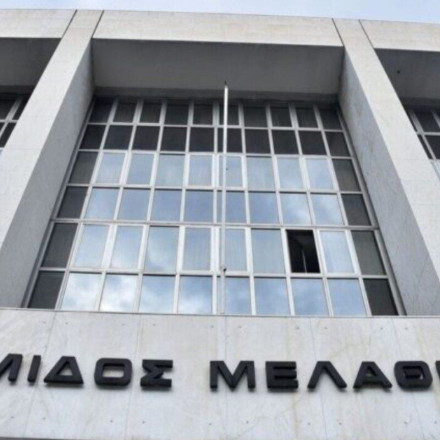 Άρειος Πάγος: Παρέμβαση για παρανομίες με ξαπλώστρες σε παραλίες στην Πάρο και Σέριφο