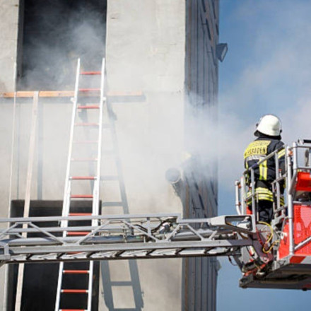 Βερολίνο: Πήδηξαν στο κενό για να γλιτώσουν από φωτιά σε πολυκατοικία [vid]
