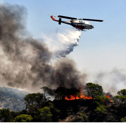 Πυρκαγιές: Αναζωπυρώσεις σε Δερβενοχώρια, Μάνδρα - Μαίνονται οι φωτιές στο Λουτράκι [vids]