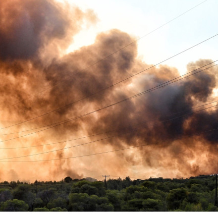 Φωτιές: Συνεχίζεται η μάχη με τις αναζωπυρώσεις σε Ρόδο και Κέρκυρα - Καλύτερη η εικόνα σε Κάρυστο, Αίγιο