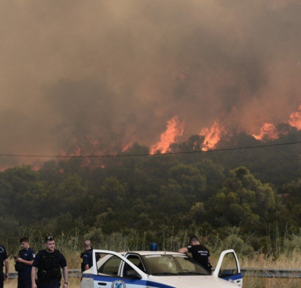 Φωτιά στα Δερβενοχώρια: Η φωτιά κυκλώνει το Καραούλι της Μάνδρας Φωτιά στα Δερβενοχώρια: Η φωτιά κυκλώνει το Καραούλι της Μάνδρας