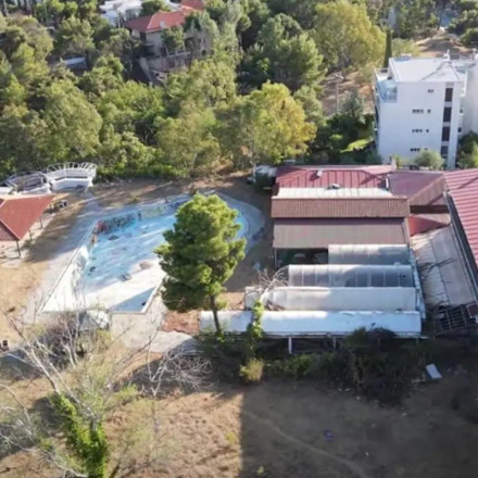 Φωτιά στην Κηφισιά: Καίγεται το εγκαταλελειμμένο ξενοδοχείο Grand Chalet