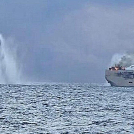 Ολλανδία: Ανεξέλεγκτη η φωτιά σε πλοίο με 3.000 αυτοκίνητα στα ανοιχτά της χώρας [vid+pics]
