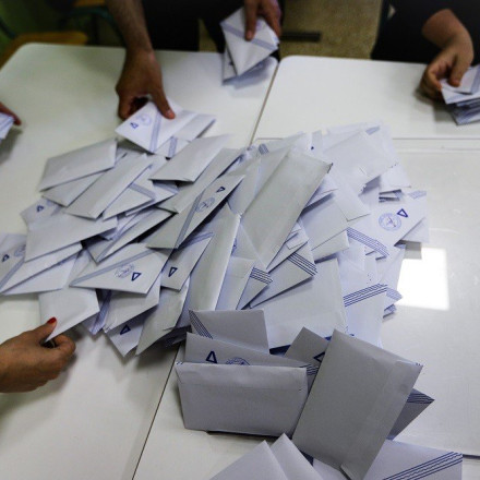 Τάσεις MRB: Χωρίς αντιπολίτευση λέει το 74% - «Ναι» στο γάμο ομόφυλων το 40,3%