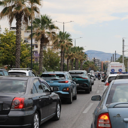 Κίνηση στους δρόμους: Μποτιλιάρισμα στην παραλιακή - Αυτοκίνητο στις φλόγες