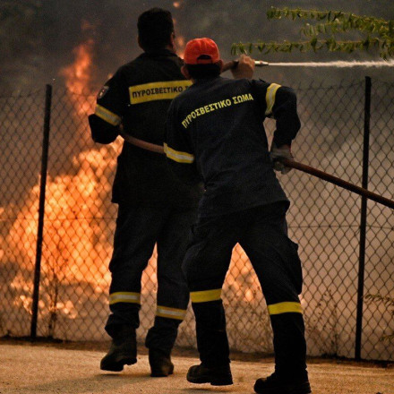 Φωτιά στον Βαρνάβα: Τέθηκε υπό μερικό έλεγχο - Προκλήθηκε από αυτοκίνητο που τυλίχθηκε στις φλόγες