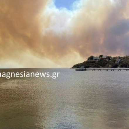 Φωτιά στη Μαγνησία: Ισχυρές εκρήξεις στη Νέα Αγχίαλο - Εκκενώνουν οι κάτοικοι - Απανωτά μηνύματα 112