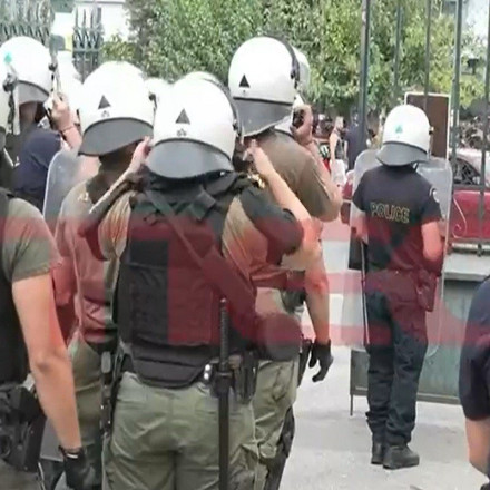 Νέα Φιλαδέλφεια: Ένταση στην Ευελπίδων ανάμεσα σε οπαδούς της ΑΕΚ και την αστυνομία - Δείτε βίντεο