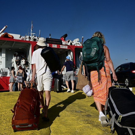 Αδειούχοι Αυγούστου: Αδειάζει η Αθήνα - Αυξημένη η κίνηση στα λιμάνια Πειραιά, Ραφήνας και Λαυρίου