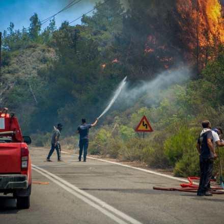 Φωτιά στη Ρόδο: Κατέληξε στο νοσοκομείο 40χρονος που συμμετείχε στην κατάσβεση - Είχε διακομιστεί με δύσπνοια