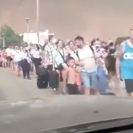 Ρόδος – Δραματική μαρτυρία: "Πέρασα μέσα από τις φλόγες για να σωθώ – Ελικόπτερο έριχνε νερό στα αυτοκίνητα"