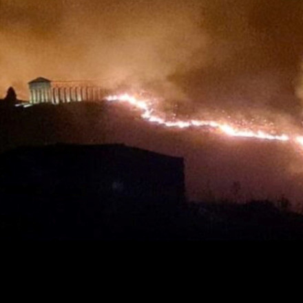 Σε πύρινο κλοιό η Σικελία: Εκκενώσεις και κλείσιμο αεροδρομίων - Κάηκε δωρικός ναός του 5ου αιώνα [pics]