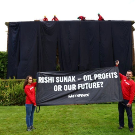 Greenpeace: Ακτιβιστές σκέπασαν με μαύρο πανί την βίλα του Ρίσι Σούνακ [vid]