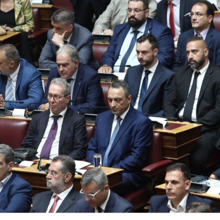 Σπαρτιάτες: Προς διαγραφή ο βουλευτής Φλώρος για τη στήριξη σε Κασιδιάρη