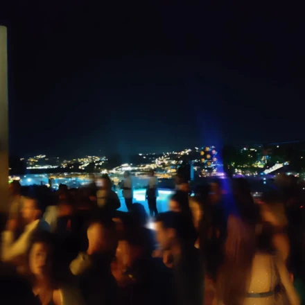 Έφοδος αστυνομικών σε βίλα της Μυκόνου: Συλλήψεις για παράνομο πάρτι με ναρκωτικά