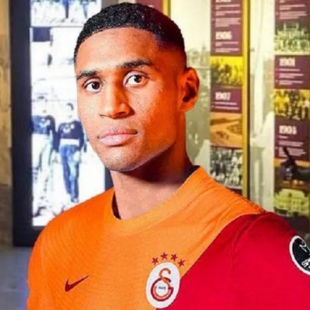 Φωτογράφος απολύθηκε επειδή έδωσε στη δημοσιότητα φωτογραφία του Τετέ με τη φανέλα της Γαλατά