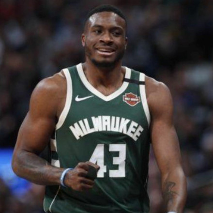 Θανάσης Αντετοκούνμπο: Συνεχίζει στους Μπακς