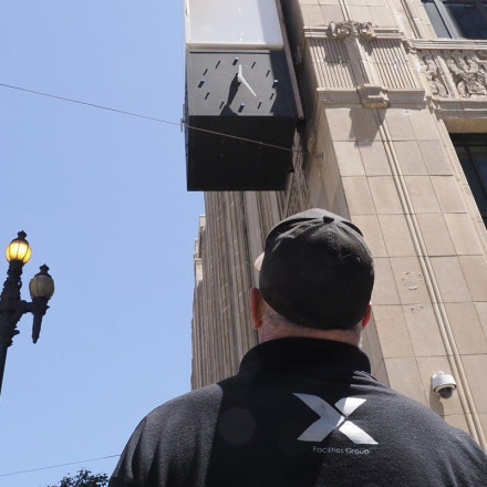 Έλον Μασκ: Κατέβασε την τεράστια πινακίδα με το Χ από τα γραφεία στο Σαν Φρανσίσκο