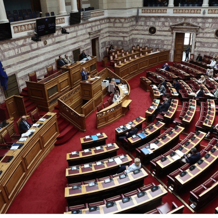 Νομοσχέδιο - αυξήσεις στο δημόσιο: Υπερψηφίζει ο ΣΥΡΙΖΑ ορισμένα άρθρα, «όχι» επί της αρχής από το ΠΑΣΟΚ