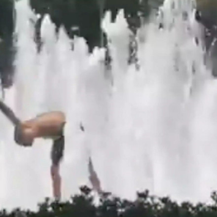 Καύσωνας – Λάρισα: Viral βουτιά νεαρού σε συντριβάνι κεντρικής πλατείας [vid]