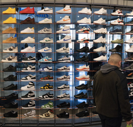 «Χειρουργικές» αυξήσεις τιμών ετοιμάζει η Nike στις ΗΠΑ εξ αιτίας των δασμών «Χειρουργικές» αυξήσεις τιμών ετοιμάζει η Nike στις ΗΠΑ εξ αιτίας των δασμών