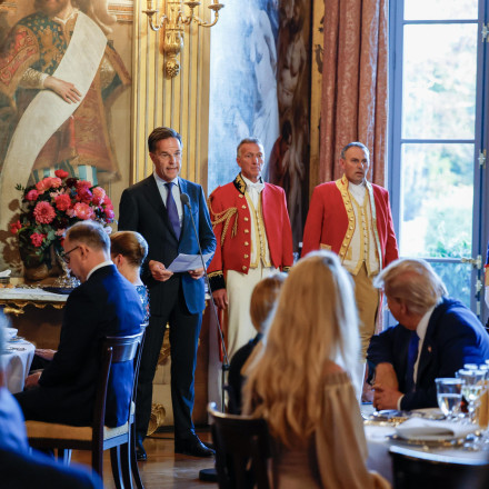 Το βασιλικό δείπνο στο παλάτι πριν από τη σύνοδο - Εντυπωσιακές εικόνες με τους ηγέτες του ΝΑΤΟ