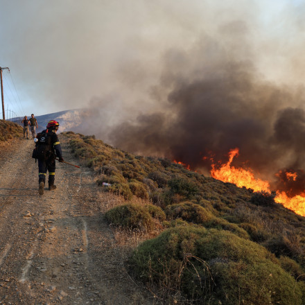Μαίνεται η φωτιά στα Κύθηρα: Ενισχύθηκαν οι δυνάμεις της Πυροσβεστικής