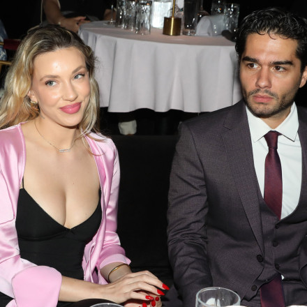 Χρήστος Μάστορας - Γαρυφαλλιά Καληφώνη: Τρυφερές αγκαλιές και φιλιά στα Κουφονήσια