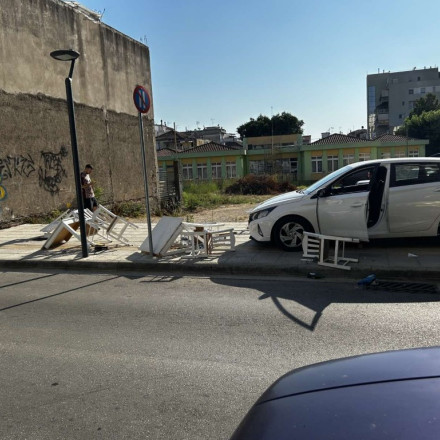 Αναστάτωση στο Αγρίνιο: Αυτοκίνητο «καβάλησε» το πεζοδρόμιο και παρέσυρε τραπεζοκαθίσματα