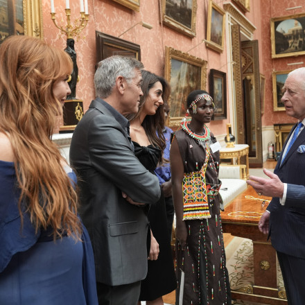 Τζορτζ και Αμάλ Κλούνεϊ: Συνάντησαν τον Κάρολο στο Μπάκιγχαμ - Η ατάκα του Βασιλιά για την υγεία του