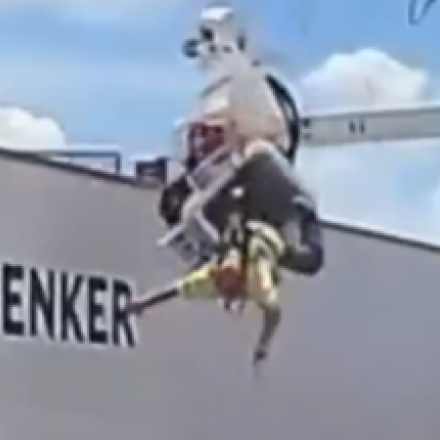 Βίντεο που κόβει την ανάσα: Η στιγμή που νταλίκα «χτυπά» εργάτη σε γερανό - Τον έσωσαν οι ιμάντες