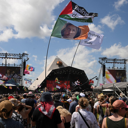 Το BBC ζητά συγγνώμη που δεν έκοψε τα αντι-Ισραηλινά συνθήματα στη μετάδοση του Glastonbury