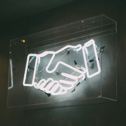 Ημέρα Χειραψίας: «Σας χαιρέτησα; Δεν σας χαιρέτησα»: Αφιέρωμα της Finos Film με αξέχαστες χειραψίες